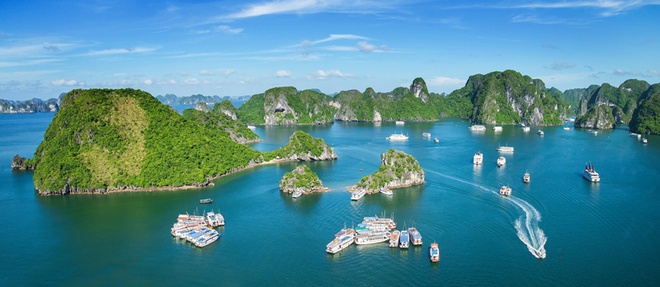 10 thang canh du lich hap dan nhat Viet Nam hinh anh 1 1. Vịnh Hạ Long. Nằm ở bờ Tây của Vịnh Bắc Bộ, bao gồm vùng biển đảo thuộc thành phố Hạ Long, Thành phố Cẩm Phả và một phần của huyện đảo Vân Đồn, tỉnh Quảng Ninh. Vịnh Hạ Long có bờ biển dài 120km, diện tích khoảng 1.553km vuông bao gồm 1.969 hòn đảo lớn nhỏ, phần lớn là đảo đá vôi, trong đó vùng lõi của Vịnh có diện tích 335km vuông quần tụ dày đặc 775 hòn đảo lớn nhỏ.