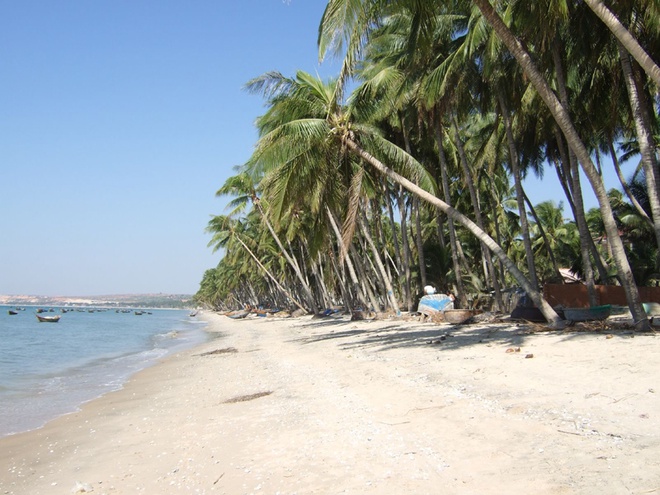 10 thang canh du lich hap dan nhat Viet Nam hinh anh 14 Mũi Né còn hấp dẫn du khách bởi nhiều di tích lịch sử - văn hóa của một nền văn hóa đa dạng, đa dân tộc như Kinh, Chăm, Hoa, tiêu biểu có các tháp Chăm, tháp Nước, chùa Ông, chùa bà Thiên Hậu, Vạn Thủy Tú và nhiều di tích khác có giá trị về văn hóa, lịch sử, du lịch.