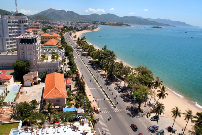 10 thang canh du lich hap dan nhat Viet Nam hinh anh 19 10. Nha Trang. Là một thành phố ven biển và là trung tâm chính trị, kinh tế, văn hóa, và du lịch của tỉnh Khánh Hòa, thuộc miền duyên hải Nam Trung bộ Việt Nam. Vùng đất biển còn nổi tiếng bởi món yến sào, một trong những loại thực phẩm cao lương mỹ vị bổ dưỡng được các vua chúa sử dụng cách đây 400 năm.