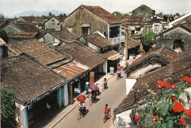 10 thang canh du lich hap dan nhat Viet Nam hinh anh 7 4. Hội An. Thành phố Hội An nằm bên bờ Bắc hạ lưu sông Thu Bồn cách thành phố Đà Nẵng khoảng 25 km về phía Đông Nam, cách thành phố Tam Kỳ khoảng 50 km về phía Đông Bắc. Từ thế kỷ XVI, XVII nơi đây đã nổi tiếng với tên gọi Faifoo, là nơi giao thương và là trung tâm buôn bán lớn của các thương nhân Nhật Bản, Trung Quốc, Bồ Ðào Nha, Italia… ở Đông Nam Á.