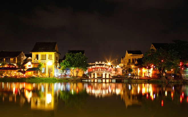 10 thang canh du lich hap dan nhat Viet Nam hinh anh 8 Hội An ngày nay gần như bảo tồn nguyên trạng các quần thể di tích kiến trúc cổ và nền tảng văn hoá phi vật thể trong những phong tục tập quán, sinh hoạt tín ngưỡng, nghệ thuật dân gian, lễ hội văn hoá, các làng nghề truyền thống… Ngoài ra nét văn hóa ẩm thực ở Hội An cũng là một trong những điều đặc biệt mà du khách thường hay nhắc đến, nếu đã đến đây mà chưa thưởng thức các món ăn truyền thống như: Cao lầu, mì Quảng, bánh “hoa hồng trắng”… thì xem như chưa từng đến Hội An.